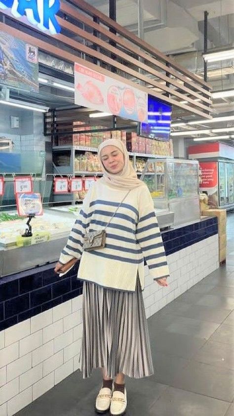 Outfit Rok Plisket, Skirt Outfits Hijab, Outfit Hijab Simple, Skirt Ootd, Stylish Outfits Casual, Rok Outfit, Modern Hijab Fashion, Muslim Fashion Hijab Outfits, Hijab Style Casual