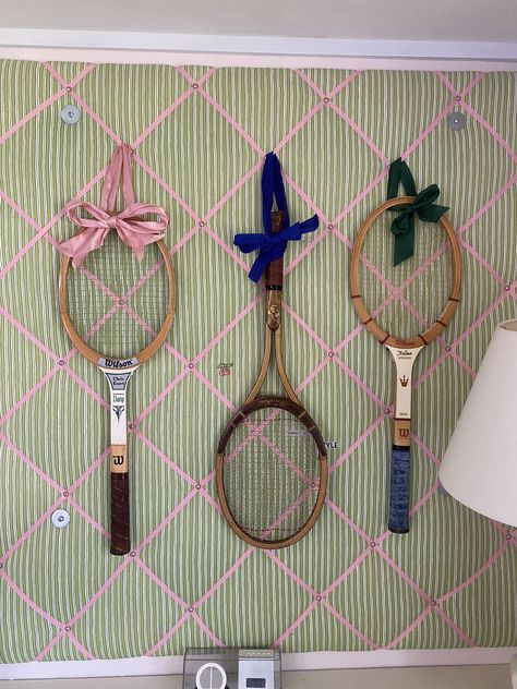 Vintage Tennis Racket Wall Decor, Tennis Room Ideas, Old Tennis Racket Decor, Vintage Tennis Racket Decor Wall Art, Tennis Racket Wall Decor, Vintage Tennis Racket Decor, Tennis Racket Decor, Dorm Gallery Wall, Tennis Racket Art