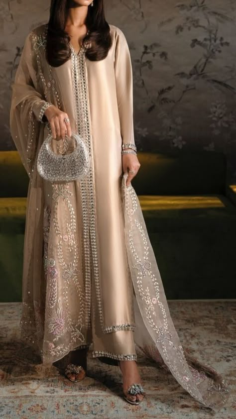 Beautiful Festive Outfit Inspo Muslim Party Wear Dresses, Silk Dress Design Ideas, Eid Inspo Outfits, Eid Dress Designs Ideas, Pakistani Sarees, Wedding Function Dresses, Eid Outfits Ideas, Delhi Fashion, Eid Outfit Ideas