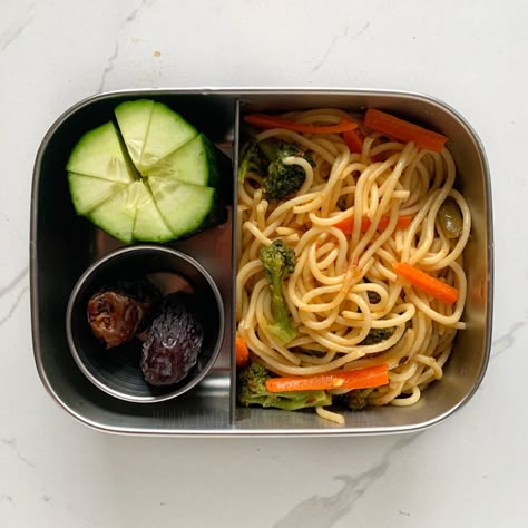 Uni Lunch Box Ideas, Good School Lunches, Recipes For School Lunches, School Lunch Aesthetic, Chilli Garlic Noodles, Date Lunch, School Lunch Recipes, Healthy Lunch Snacks, Garlic Noodles