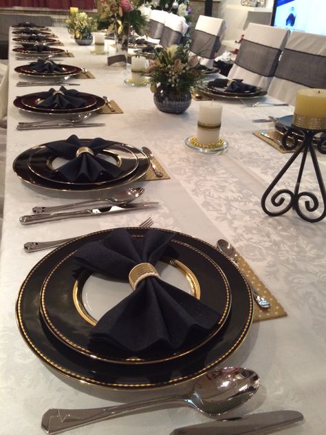 Black Gold Silver Table Decor, Gold Black Table Setting, Black And Gold Plates Table Setting, Black And Gold Table Setting, Dressage Table, Passover Ideas, Elegant Tablescapes, Service Table, Gold Table Setting