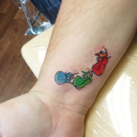 This is so cute! - Sleeping Beauty fairies; Flora, Fauna and Merryweather tattoo Sleeping Beauty Tattoo, Princess Tattoos, Henne Tattoo, Sleeping Beauty Fairies, Disney Sleeve, Beauty Tattoo, Disney Princess Tattoo, Petit Tattoo, Princess Tattoo