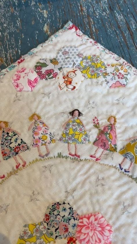 Tablecloth Clothes, Quilting Fabric Projects, Hexie Patterns, Crazy Quilts Patterns, Applique Quilt Patterns, Cute Quilts, Crazy Quilting, Embroidered Quilts, Applique Quilting