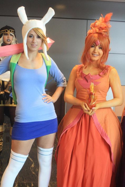 Adventure Time Cosplay: Fionna and Flame Princess Finn And Jake Cosplay, Fionna Cosplay, Fiona Adventure Time, Adventure Time Costume, Adventure Time Cosplay, Fire Princess, Blonde Cosplay, Cosplay Style, Flame Princess