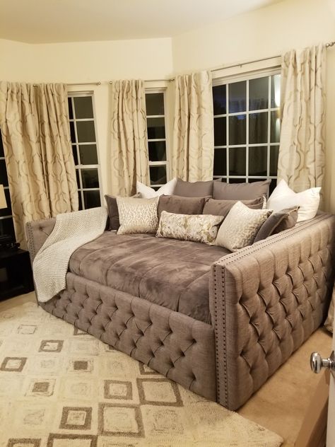 Tufted Daybed Room Ideas, Day Bed Queen, Living Room Day Beds, Daybed Full Size, Tufted Corner Bed, Living Room With Daybed Couch, Den Room Ideas For Women, Big Day Bed, Daybed Queen