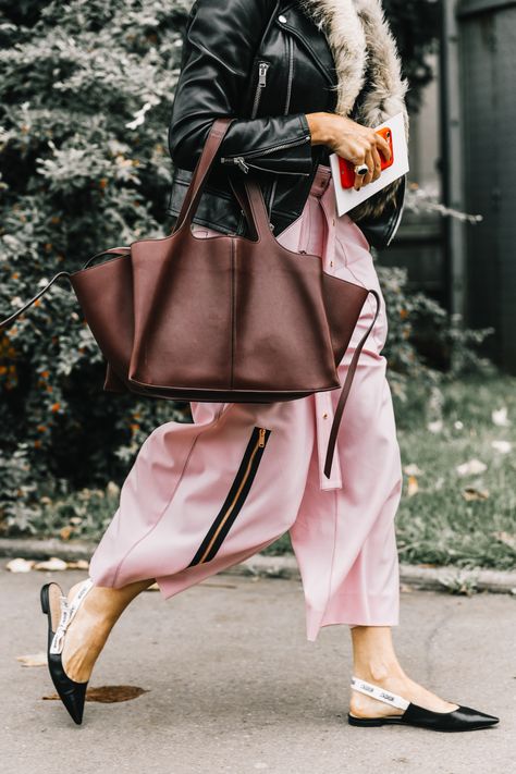 Paris 2018 Pink Bag Street Style, Pastel Pink Bag, Patterned Leggings Outfits, Pant Inspiration, Cute Pastel Outfits, Bag Street Style, Pink Pants Outfit, Street Style Spring, Millennial Pink