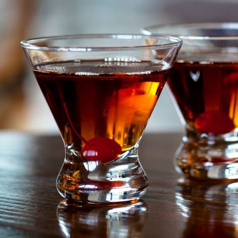 How can you improve on perfection? With this classic Manhattan recipe! Boasting smooth Jim Beam® Bourbon Whiskey, a dash of bitters, plus orange and cherry hues, this classic Manhattan cocktail is sweet, satisfying and seductively tasty. Great for relaxing after work, serving at poker parties or mixing up at your next gathering. Manhatten Cocktail, Manhattan Drink, Manhattan Recipe, Vermouth Cocktail, Artemisia Absinthium, Bourbon Cocktail Recipe, Manhattan Cocktail, Batch Cocktails, Thanksgiving Cocktails