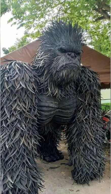 Gorilla Sculpture, Weird Photos, Tire Art, Steampunk Tendencies, Unusual Pictures, Wild Salmon, Old Tires, Used Tires, Animal Statues