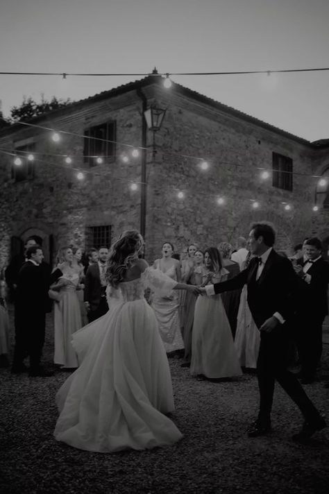 Old World Italy Wedding, Wedding Italy Dress, Toscana Wedding Inspiration, Wedding Photos Tuscany, Tuscan Wedding Photography, Italian Vintage Wedding, Wedding Photography Italy, Italian Wedding Photos, Italian Wedding Photography