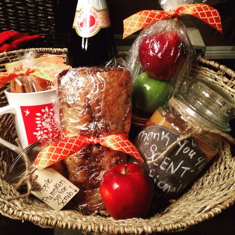 😜Thankful for teachers gift basket! Apple themed! Apple, warm apple crisp candle, apples and caramel DIY, Apple pumpkin spice scrub DIY, Apple cinnamon bread DIY, Apple cider, cinnamon sticks, mug, and of course tie cute $5 basket from Walmart! Love this gift. Love what their teaches do even more!! 😍❤️😘 Apple Themed Gift Basket, Apple Gift Basket, Thankful For Teachers, Purse Bingo, Pumpkin Scrub, Diy Apple Cider, Artsy Crafts, Diy Apple, Apple Cinnamon Bread