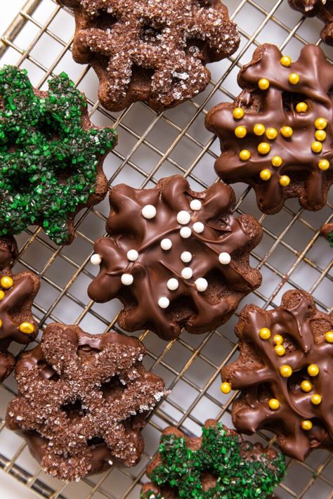 These are not a typical chocolate cookie! They're made from a delicious chocolate batter, but cooked in a waffle maker so they achieve a criss-cross pattern. When finished, they're dipped in chocolate and topped with any number of decorations! | wyseguide.com #chocolate #cookies #Christmas Waffle Iron Cookies, Cinnamon Roll Cookies, Chocolate Waffles, Waffle Cookies, Dipped In Chocolate, Cookies Christmas, Peanut Butter Fudge, Xmas Cookies, Christmas Sugar Cookies