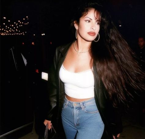 Corset Outfit 2000s, 90s Latina Fashion, Selena Quintanilla Makeup, 90s Latina Aesthetic, 90s Latina, Curly Brunette, Selena Quintanilla Videos, Selena Quintanilla Outfits, Selena Quintanilla Fashion