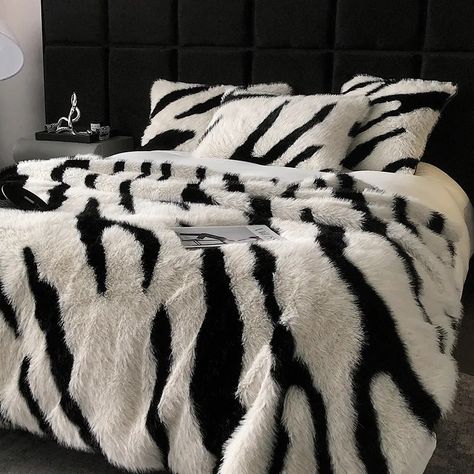 Electric Style, Blankets For Winter, Room Vibes, Chicago Apartment, Classy Bedroom, Cozy Sofa, Sofa Throw Blanket, Plush Sofa, Faux Fur Blanket