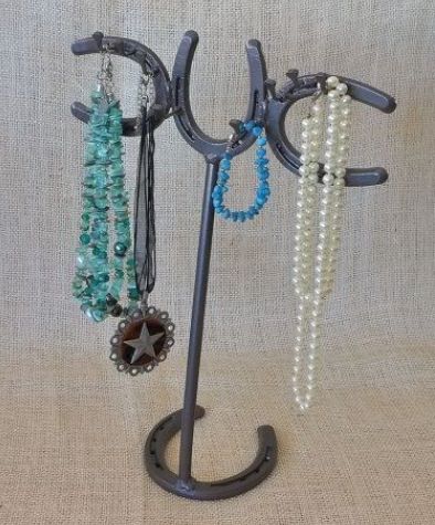 Jewelry holder keeps your jewelry untangled and organized for sale $20 email: farmboynoah@yahoo.com Welding Idea, Horseshoe Ideas, Welding Ideas, Horseshoe Projects, Horseshoe Jewelry, Western Crafts, Bracelet Stand, Horseshoe Decor, Horseshoe Crafts