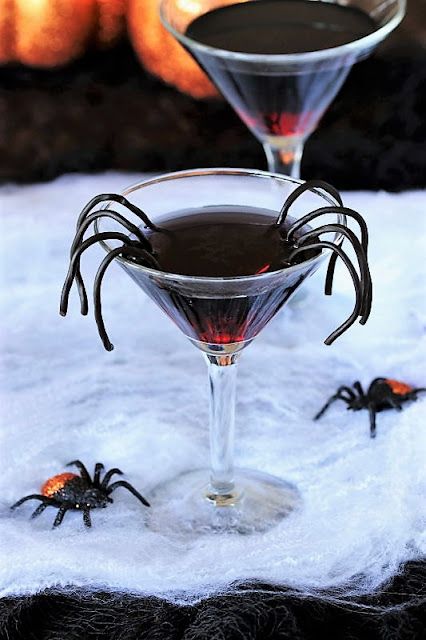 Aesthetic Cocktails, Kiss Cocktail, Vodka Mixes, Cocktail Images, Rosemary Simple Syrup, Black Food Coloring, Creepy Spider, Recipe Generator, Blue Food Coloring