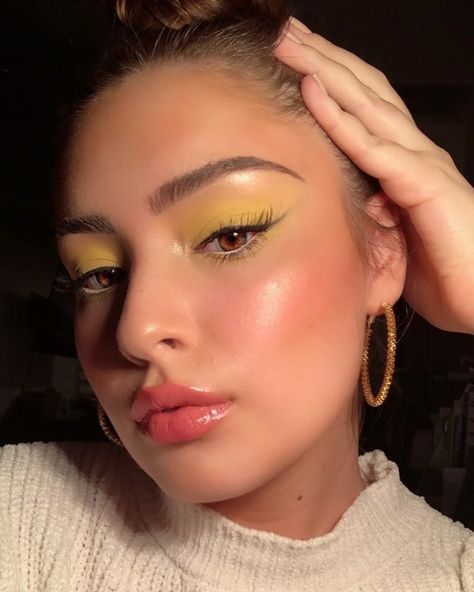 Light Yellow Makeup, Yellow Kurti, Asian Makeup Looks, Yellow Makeup, Princess Makeup, Rainbow Makeup, Makeup Idea, Eye Looks, Festival Makeup