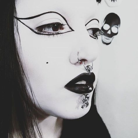 @drac_makens Drac Makens, Goth Drag Makeup, Goth Makeup Extreme, Goth Makeup Looks, Industrial Goth, Gothic Editorial Makeup, Goth Runway Makeup, Club Makeup, Trad Goth Makeup Poc