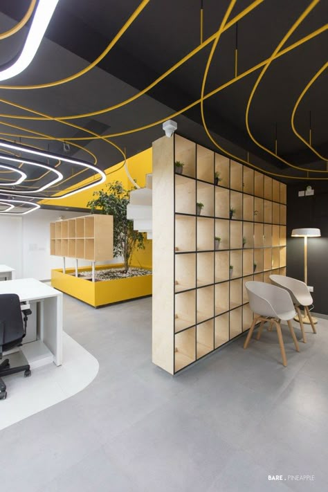 Office Staff Room Design, Tech Office Design Workspace Inspiration, Architects Office Interior, Yellow Office Interior Design, Yellow Office Design, Architect Office Interior Design, Simplistic Office, Office Minimalist Design, Lines Interior Design