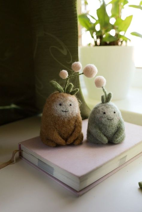 Dry Felting Ideas, Cute Needle Felt, Dry Felting, Felt Craft Projects, Felted Crochet, Wool Felt Projects, Felted Wool Crafts, Felt Craft, Botanical Artwork