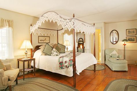 rabbit hill inn Colonial Style Bedroom, Colonial Bedrooms, Colonial Bedroom, Bed N Breakfast, Colonial Interior Design, Queen Canopy Bed, Romantic Bed And Breakfast, Romantic Bed, Bed And Breakfast Inn