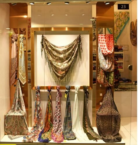 Textile Museum Display, Fabric Exhibition Display, Fabric Display Ideas Showroom, Fashion Exhibition Display, Hijab Display, Bag Store Display, Fashion Store Display, Visual Merchandising Fashion, Gift Shop Displays