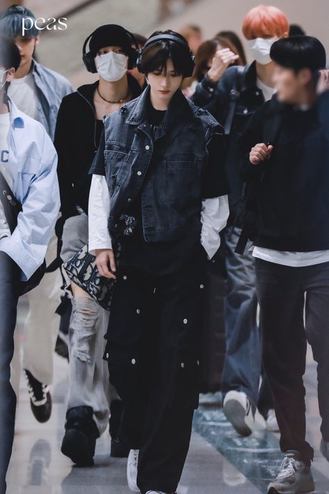 Yeonjun Airport Outfit, Beomgyu Airport Fashion, Beomgyu Fashion, Beomgyu Outfits, Txt Outfits, Txt Airport, Beomgyu Pics, Japan Outfits, Japanese Fashion Magazine