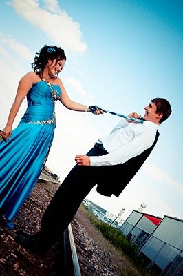 grad pose Prom Group Poses, Country Prom, Prom Photography Poses, Funny Prom, Homecoming Poses, Prom Pictures Couples, Prom Goals, Prom Picture Poses, Prom Picture