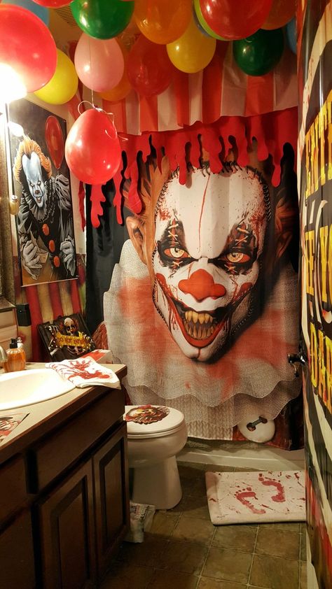 Scary creepy clown halloween bathroom Halloween Apartment, Bathroom Halloween, Cheap Diy Halloween Decorations, Creepy Carnival, Halloween Circus, Halloween Bathroom, Clown Halloween, Casa Halloween, Creepy Halloween Decorations