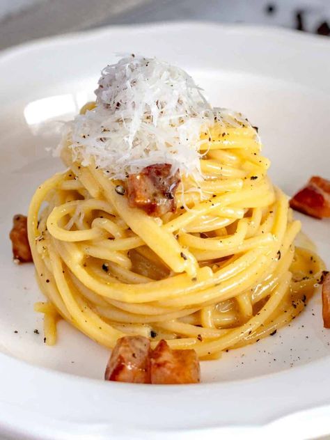 Carbonara: Authentic Recipe From Rome Carbonara Authentic, Carbonara Ingredients, Pasta Calories, Pasta At Home, Pasta Alla Carbonara, Weeknight Dinner Ideas, How To Make Spaghetti, Carbonara Recipe, Carbonara Pasta