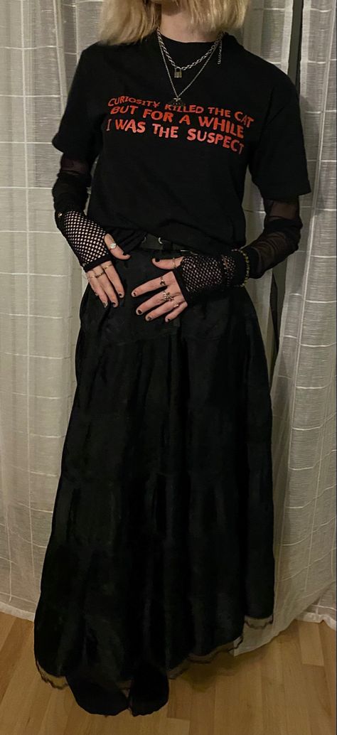 Long Skirt Outfits Edgy, Outfits With Long Black Skirts Goth, Long Black Skirt Outfit Summer Casual, Long Black Skirt Grunge Outfit, Indie Alternative Aesthetic Outfits, Gothic Maxi Skirt Outfit, Punk Long Skirt Outfit, Alternative White Outfit, Goth Skirt Outfit Long