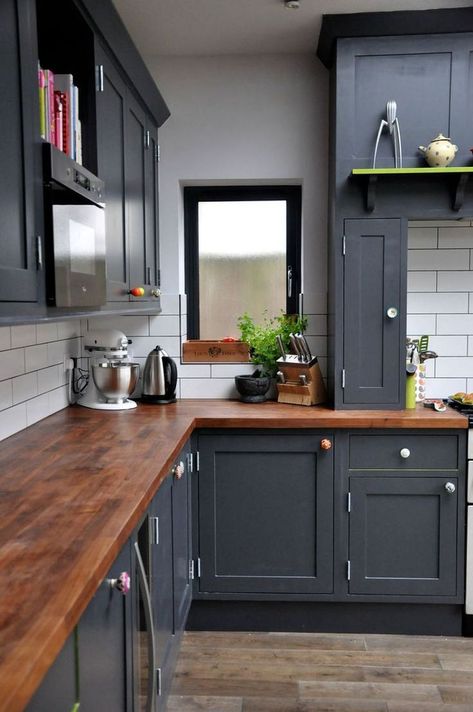 Awesome Colorful Painted Cabinet Ideas (17) Wooden Counter Tops, Серая Кухня, Busy Kitchen, Kabinet Dapur, Gray Cabinets, Farmhouse Kitchen Cabinets, Black Kitchen Cabinets, Wooden Counter, New Kitchen Cabinets