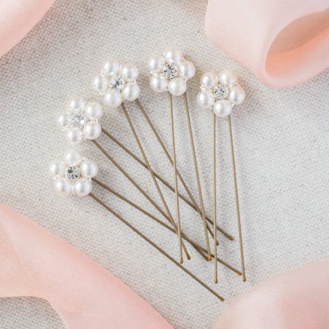 Are you interested in our hair pin for bridesmaids? With our wedding hair accessories you need look no further. Beaded Hair Accessories, Cute Hairstyle Ideas, Bridal Accesories, Hair Doo, Hairstyle Ideas Easy, Beaded Crown, Beaded Hair Pins, Beaded Hair, Tutorial Ideas