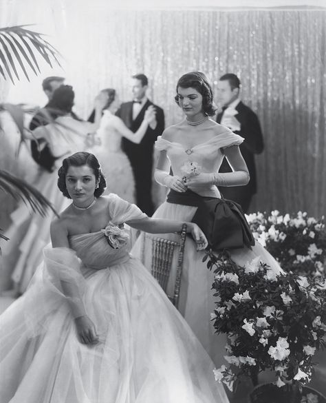 With her sister Jacqueline at a debutante ball in 1951. Cecil Beaton/Vogue/Condé Nast Lee Radziwill, Photo Star, Debutante Ball, Cecil Beaton, Richard Gere, Jackie O, High Society, Grace Kelly, Mode Vintage