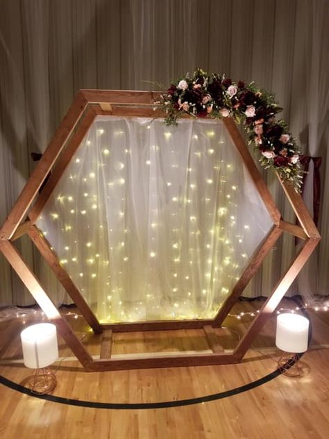 Hexagon Photo Backdrop, Hexagon Wedding Arch Flowers, Honeycomb Arch, Wedding Scripture, Hexagon Photo, Arch Light, Hexagon Wedding, Young Wedding, Wood Hexagon