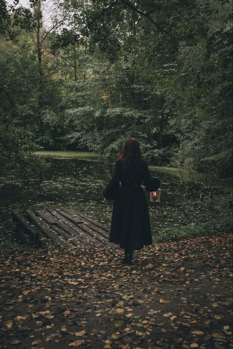 Fairytale Pictures, Witch Shoot, Dark Fairytale Aesthetic, Forestcore Aesthetic, Gothic Cottagecore, Gothic Photography, Dark Fairytale, Solo Photo, Dream Photography