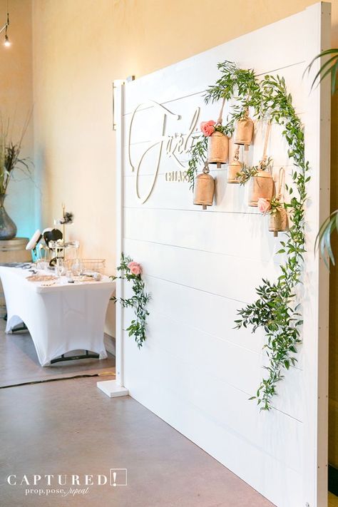 Womens Retreat Backdrop, White Shiplap Photo Backdrop, Cricut Photo Backdrop, Wedding Photography Booth Bridal Show, Vendor Booth Display Walls, Shiplap Wedding Backdrop, Diy Wedding Backdrop Cheap Indoor, Wedding Vendor Booth Bridal Show Display Ideas, Fence Backdrop Ideas