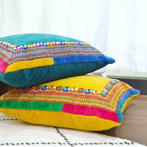 Purple Bohemian Bedroom, Bohemian Style Rooms, Boho Chic Bedroom Decor, Cushion Ideas, Yellow Pillow Covers, Home Decor Sites, Earthy Home Decor, Teal Pillows, Global Textiles