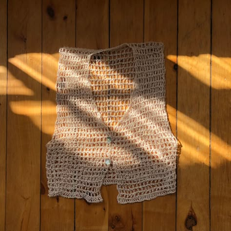 Lace Top Design, Cotton Yarn Projects, Crochet Tank Tops, Crochet Buttons, Crochet Fashion Patterns, Quick Crochet, Crochet Shirt, Sewing Crochet, Crochet Vest