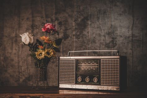 Retro radio receiver and flower vases Fr... | Free Photo #Freepik #freephoto #flower #music #flowers #technology Emo Boy Anime, Vintage Desktop Wallpapers, Old Radio, Retro Radios, Iphone Dynamic Wallpaper, Radio Vintage, Fire Photography, Music Illustration, Retro Radio