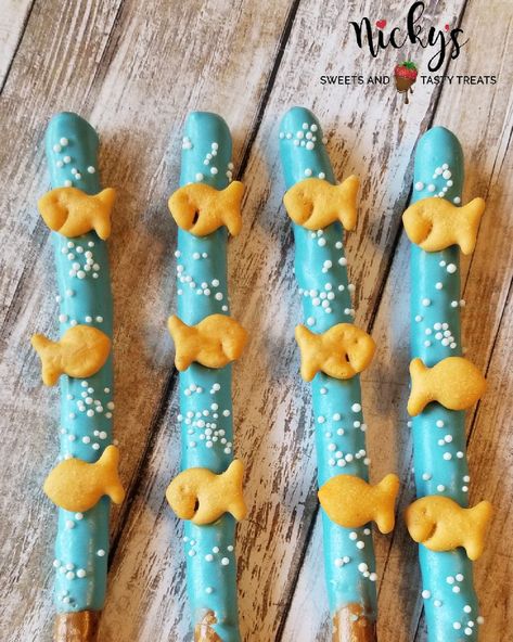 Fishing Pretzel Rods, Pretzel Fishing Rods, Shark Candy, Bf Ideas, Chocolate Dipped Pretzel Rods, Fishing Theme Party, Fishing Cupcakes, Dipped Pretzel Rods, Ocean Theme Birthday