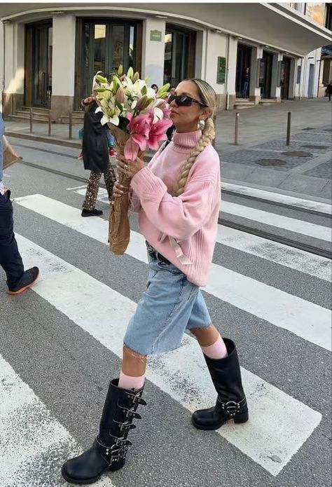 These Are The Biker Boots Outfits You Want To Wear This Season - CLOSS FASHION Biker Boots Outfit, Sofia Coelho, Winter Boots Outfits, Spring Trends Outfits, Cute Spring Outfits, School Looks, Trendy Fall Outfits, Biker Boots, Mode Inspiration