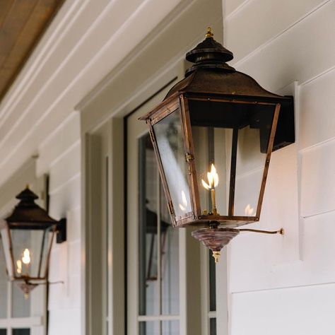 This beautiful shot shared by @mossycointeriors features our State Street lanterns. Available in four sizes, the State Street collection is reminiscent of the gas lanterns that adorned the streets and mansions of Chicago in the 1900s. This timeless design makes an impact wherever it is placed. 🔥 Exterior Lighting Colonial Homes, Outdoor Gas Lighting Fixtures, Colonial Outdoor Lighting, Traditional Exterior Lighting, Cape Cod Exterior Lighting, Copper Lanterns Exterior, Gas Lanterns Front Door Entrance, Copper Exterior Lighting, New England Exterior