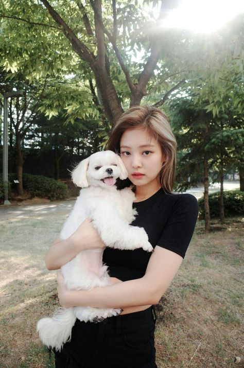 Aí que fofinhaaaaaaaaa (obs: o cachorro da Jennie também �é bonitinho) Chanel Rose, Hyun A, Blackpink Members, Jennie Kim Blackpink, Jennie Lisa, Kim Jisoo, Blackpink Photos, Blackpink Fashion, Blackpink Rose