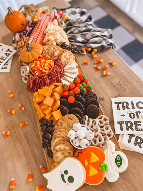 How to create a Fun and festive Halloween Cheese Board - Life By Leanna Boo Cuterie Board, Easy Halloween Board, Halloween Cheese Board Kids, Halloween Kid Charcuterie Board, Halloween Food Plater, Candy Board Halloween, Pumpkin Themed Charcuterie Board, Halloween Charturie Boards Ideas, Halloween Charterie Board