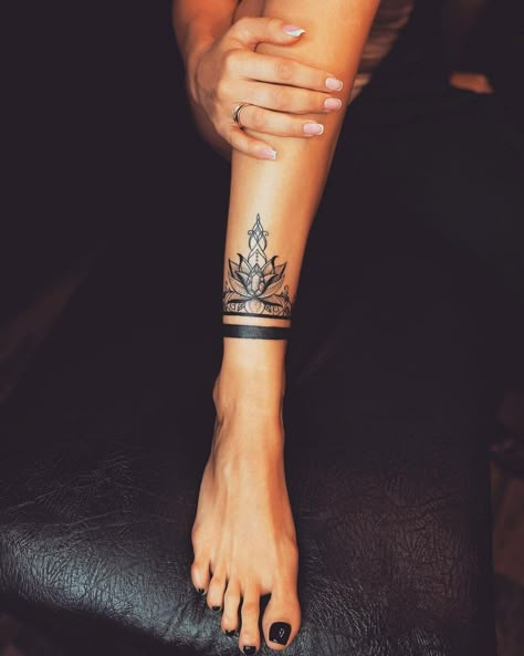 101 Best Bracelet Tattoo For Women Ideas That Will Blow Your Mind! - Outsons Armband Tattoo Frau, Ankle Cuff Tattoo, Tattoo For Women Ideas, Anklet Tattoos For Women, Ankle Band Tattoo, Leg Band Tattoos, Wrist Band Tattoo, Wrist Bracelet Tattoo, Wrist Tattoo Cover Up