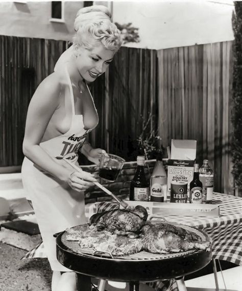 1950s BBQ! Jeanne Carmen, Pin Up Model, Aprons Vintage, Vintage Pin Up, Backyard Bbq, Historical Pictures, Vintage Pinup, Bbq Grill, Vintage Beauty