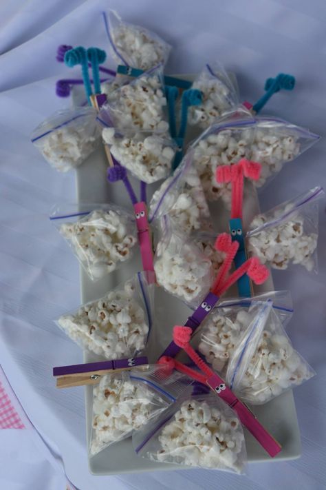 Popcorn butterfly's!  Used a zip lock bag, filled with popcorn and then just a simple peg which we decorated according with the color theme!  Great for school snack too! Butterfly Craft, Butterfly Bags, Zip Lock Bag, School Snack, Butterfly Crafts, School Snacks, Bake Sale, Color Theme, Color Themes