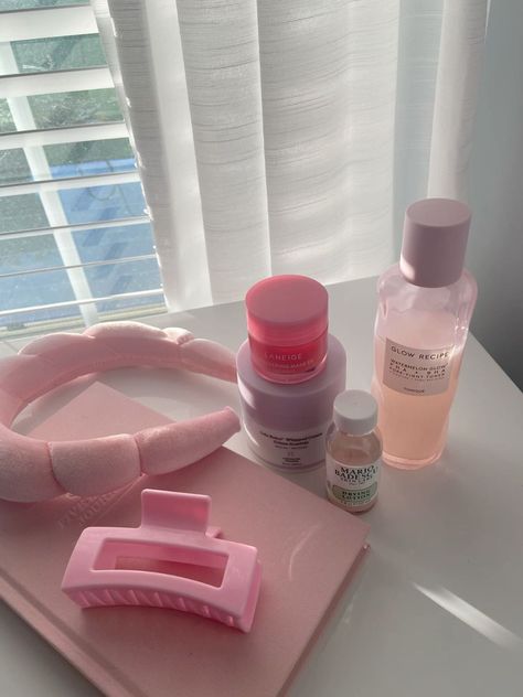 pink skincare Skincare Asthetic Picture, Foto Skincare Aesthetic, Pink Clean Aesthetic, Pink Skincare Aesthetic, Pink Skincare, Skincare Aesthetic, Skin Care Items, Image Skincare, Pink Vibes