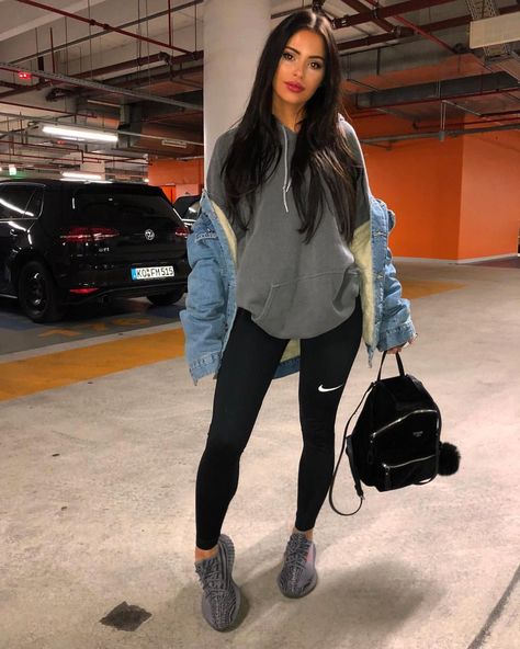 4d6e4749289c4ec58c0063a90deb3964desc50994552ri Yeezy Outfit, Stile Casual Chic, New Years Outfit, Legging Outfits, Chill Outfits, Outfit Trends, Plus Size Leggings, Coat Outfits, Mode Inspo