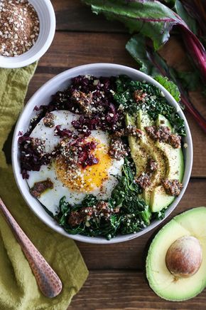 Beet Rice and Garlicky Kale Bowls with Beet Green Pesto - an easy-to-make clean, superfood dinner recipe | TheRoastedRoot.net #vegetarian #vegan #paleo #glutenfree Ketogenic Breakfast, Menu Sarapan Sehat, Breakfast Bowls Recipe, Veggie Breakfast, Breakfast Low Carb, Green Pesto, Beet Greens, Breakfast Bowl, Diet Vegetarian